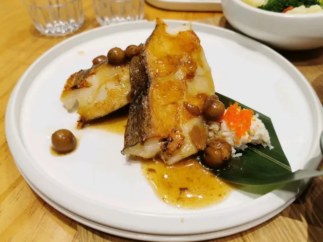 破布子煎封比目魚配蟹肉菠菜圈