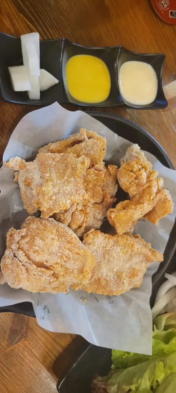炸雞半份都有5件　外脆內juice 　仲有個sour cream 同蜜蜂醬　加杯啤酒呀唔該