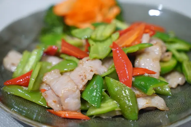 七彩尖椒炒豬面青