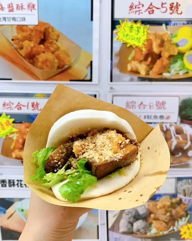 即叫即製,新鮮出爐,但等咗唔算好耐,去完隔離鋪買嘢返番嚟就有得食!外層係無咩味但質地香軟嘅饅頭,內裡係超級肥美嘅腩肉同惹味嘅香蒜,醬汁鹹鹹地好香濃,好在有啲菜去一去油膩感😋