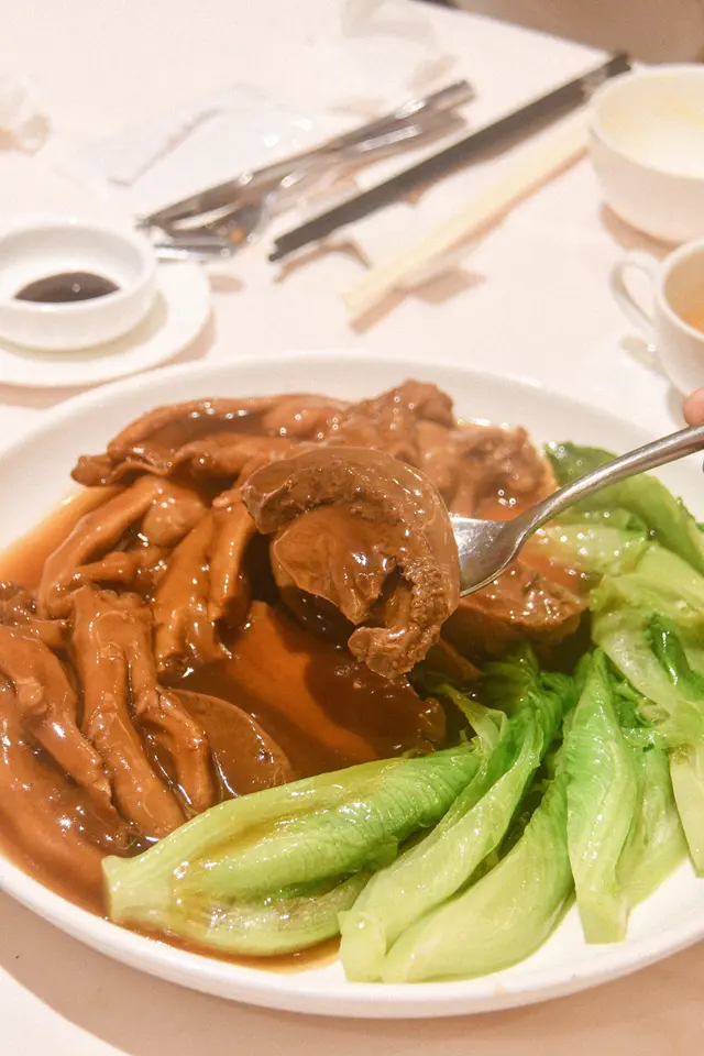 六頭大網鮑拼鵝掌