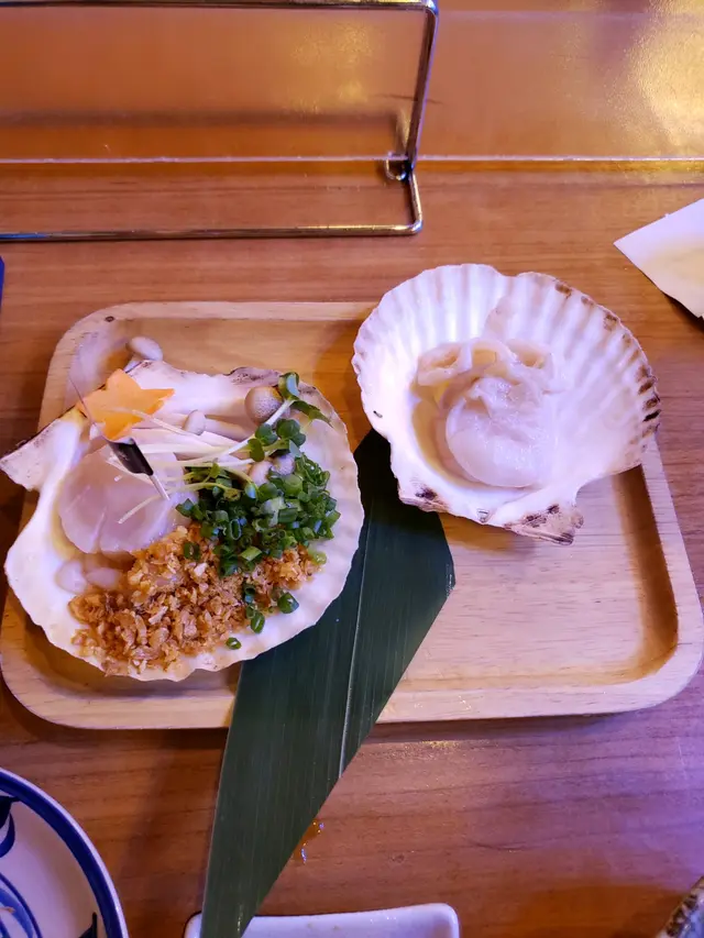 牛油燒帆立貝、蟹油蒜燒帆立貝