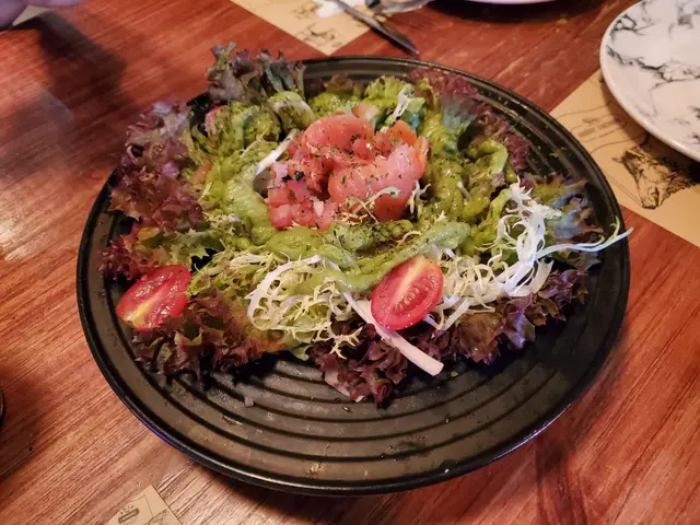 牛油果醬煙三文魚沙律