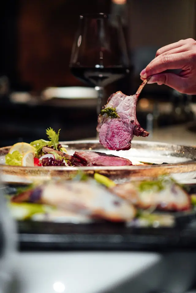 炭燒香草羊扒配紅酒汁