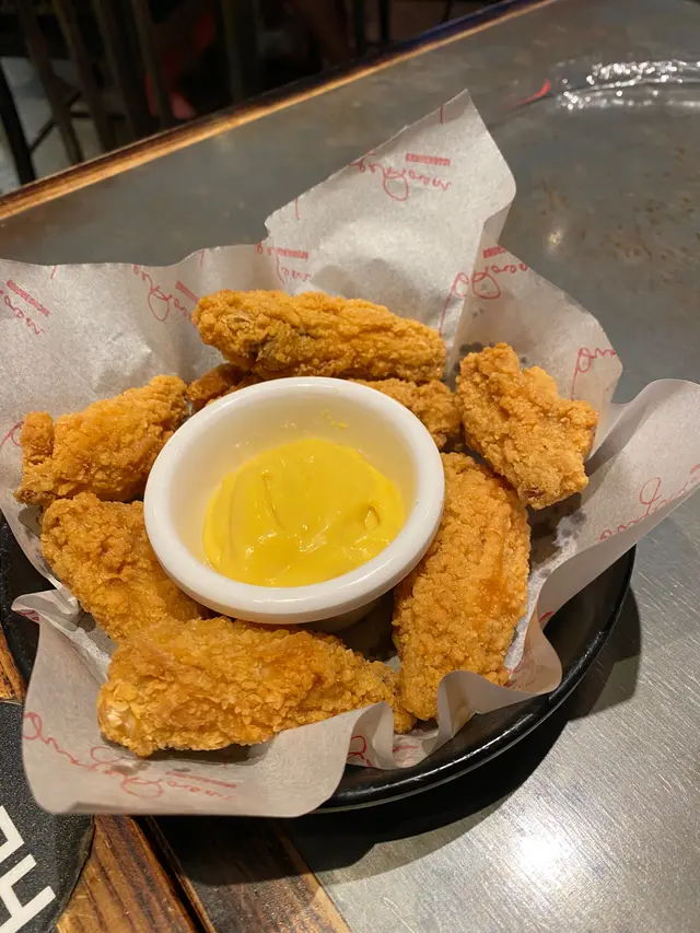 單骨香辣單骨雞翼配蜜糖芥茉醬