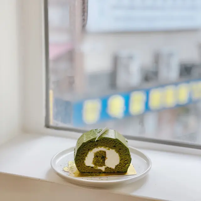 Matcha  roll  cake