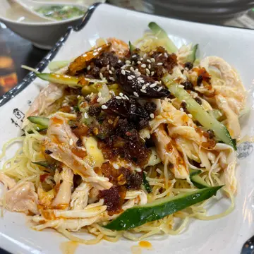 麻辣手撕雞撈麵