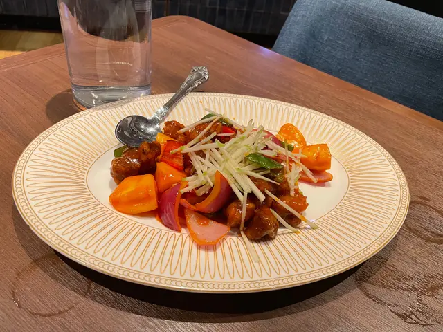 呢個永遠無會輸，一個廚師，連最普通既咕嚕肉都整唔好食，就快炒咗佢。不過份量有滴少