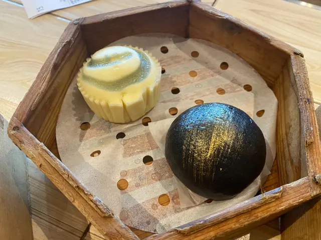 藍莓流心包，黑金流沙包