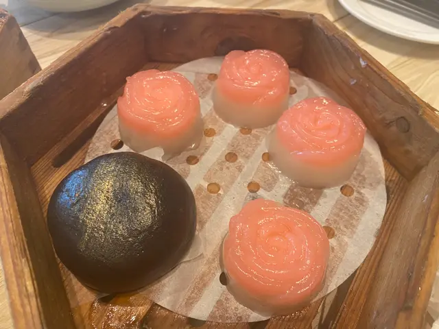 玖瑰奶皇糕，黑金流沙包