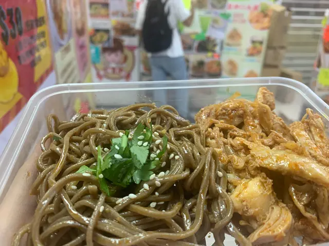 勁耐冇去葵涌廣場今次經過諗住去掃下街！經過2樓見到呢間無辣不歡，見到好似好辣好正咁樣，而且好似好出名咁樣咁就一於試吓啦。見到佢嗰度寫住全港首創手撕雞蕎麥麵，咁就一於試吓呢一個，老闆娘好細心咁樣提示左有兩個Size，諗住去掃街所以就食少少野先，我就揀咗$20嘅細size，我去嗰陣時平日所以等嘅時間都唔耐。拎到手之後真係超級驚喜！本身以為$20嘅size會好少啦，但個份量都好多下！而且味道來講我叫咗小辣，都幾辣下，但佢係嗰種好香嘅辣，搞到就好似食火雞麵咁樣又辣又想食😋手撕雞都好好食！唔會好鞋！而且
