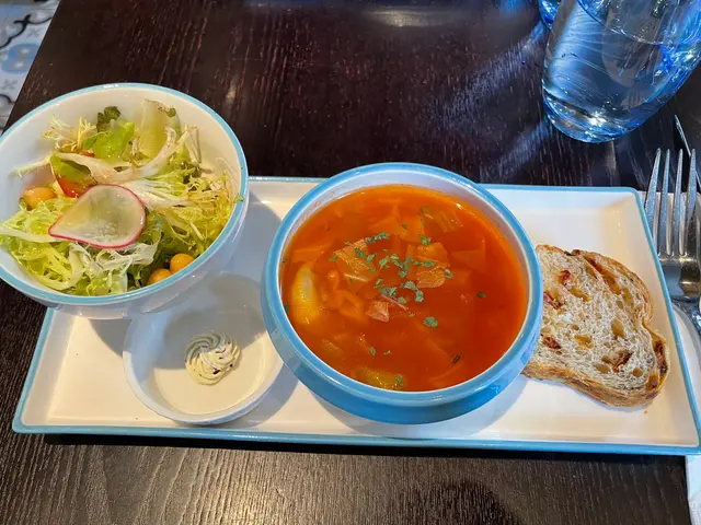 前菜沙律，每日餐湯，意大利蕃茄麵包配黑水欖牛油