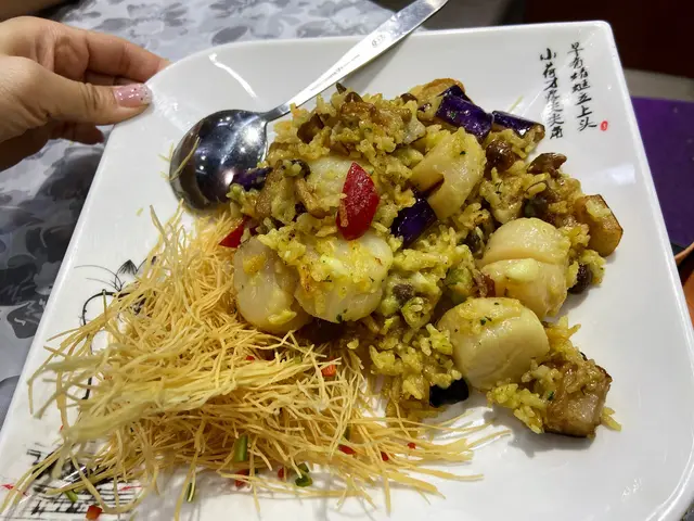 呢個真係100分推介，好新穎既菜式。真係好好食，爽脆飯焦，食落好有口感。味道有少少芥末同椰香味。