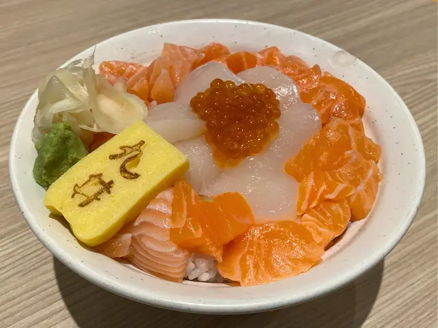 完全見唔到下面的白飯，真係食餸都飽！