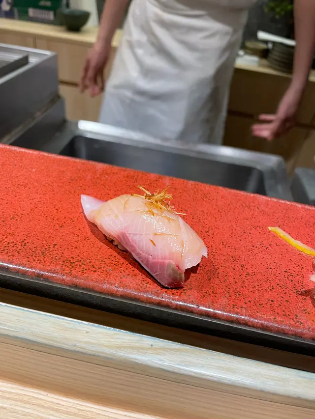 呢一舊壽司就係用上面toppings蓋住魚嘅腥味