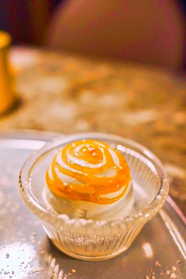 慢煮菠蘿、咸焦糖朱古力布朗尼、意大利雪糕