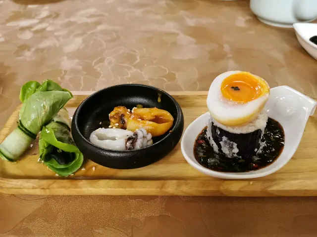 - 本地水耕沙律菜伴芝麻醬
- 雙色墨魚仔
- 茶燻流心蛋伴黑魚子醬配厚切茄子