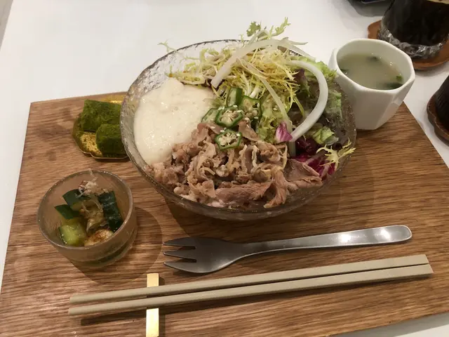 山藥泥牛肉沙拉烏龍麵