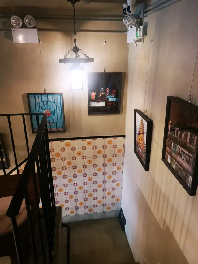 用樓梯走上閣樓