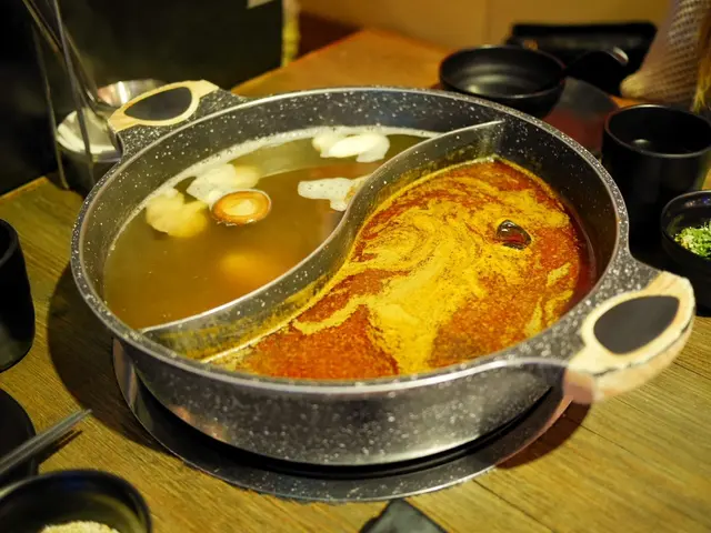 左邊是三高茶什菌湯；右邊是血池麻辣湯