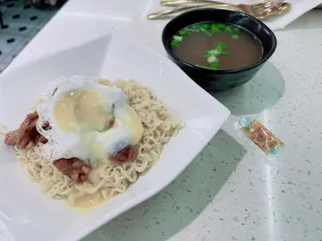 沙嗲牛肉煎蛋捞出前一丁