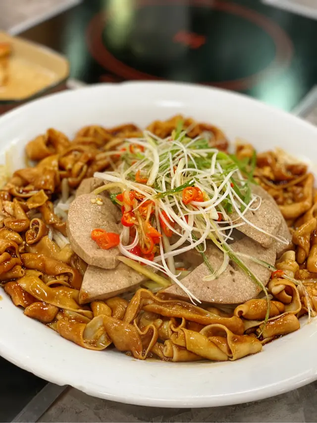 鵝腸炒豬潤，成碟乾炒牛河咁，啲鵝腸索晒味👍豬潤厚到好似午餐肉咁，面頭脆，裏面Juice，必食推介