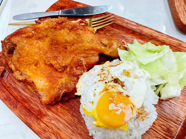 巴蜀雞髀皇煎蛋飯