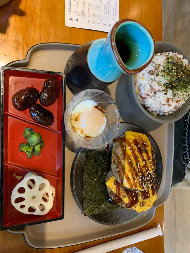 烤芝士漢堡扒伴海苔肉鬆