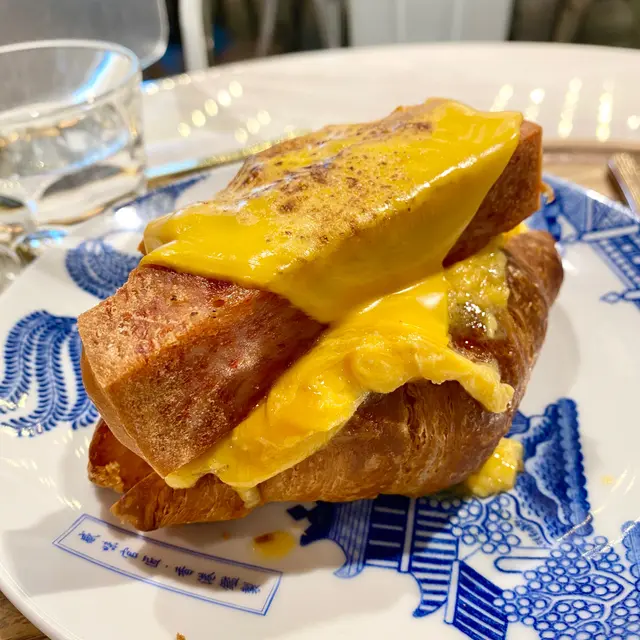 巨·午餐肉牛角包