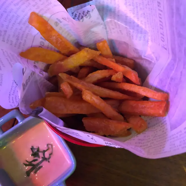 炸番薯條配是拉差蒜蓉蛋黃醬