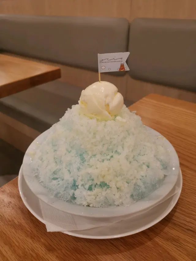 波子汽水刨冰配雲呢拿雪糕