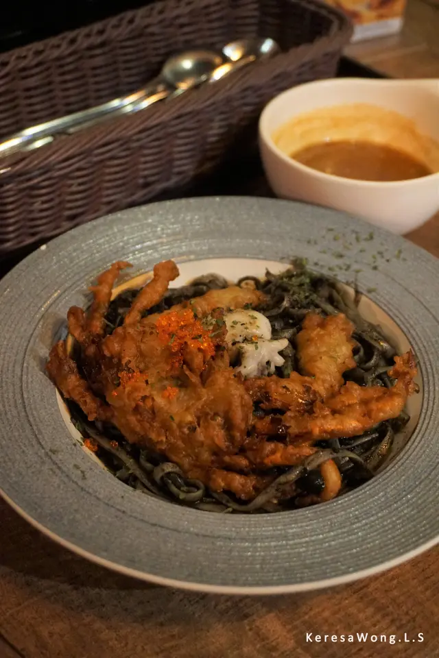 脆炸軟殼蟹香蒜魷魚圈墨汁意粉