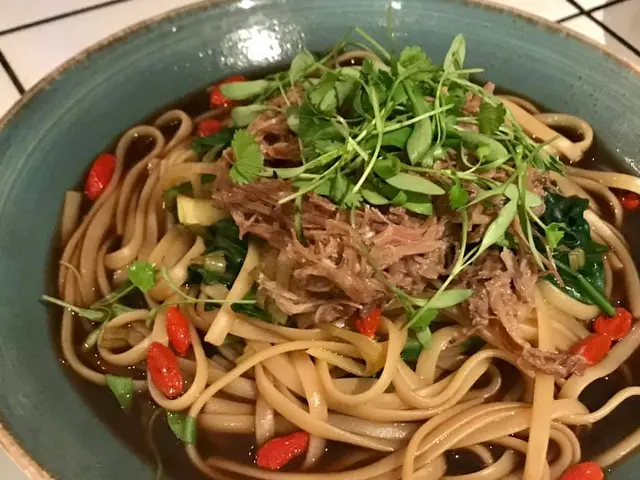 肉骨茶鴨腿絲意粉