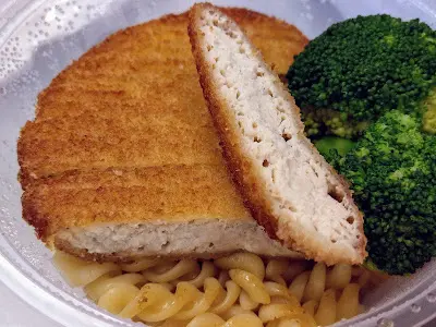 鮮茄濃湯螺絲粉配豬扒