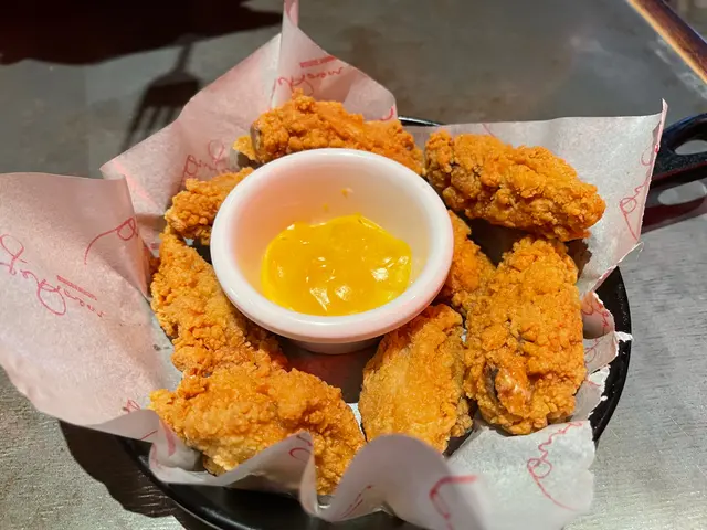 單骨雞翼配蜜糖芥末醬