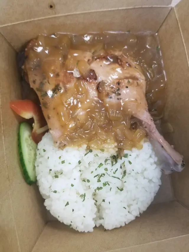 香草鴨腿伴飯配經典洋葱汁