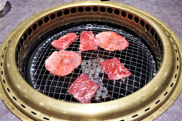 精選牛肋肉、牛舌、牛肩胛肉