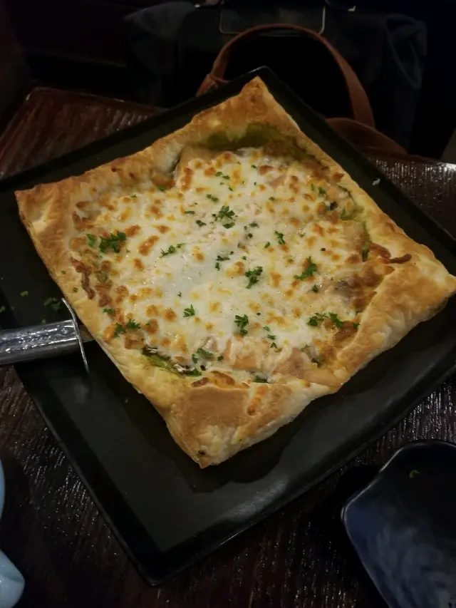 芫茜酥皮三文魚比薩批 (8吋)