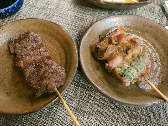 (左)豬顎骨肉串,(右)九條蔥卷