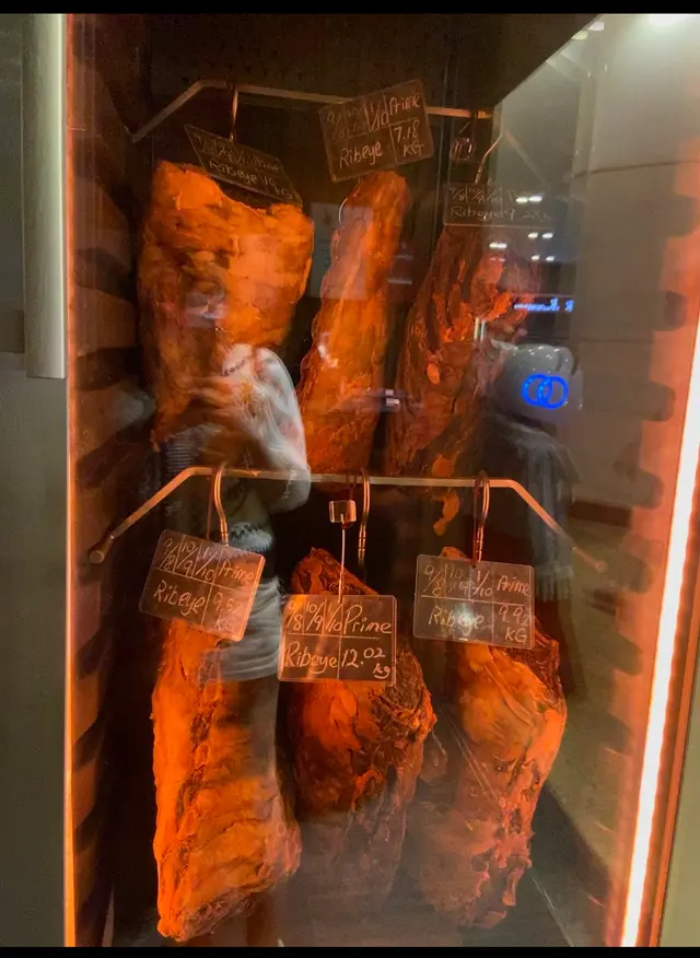 有個熟成肉展示櫃,呃like😅