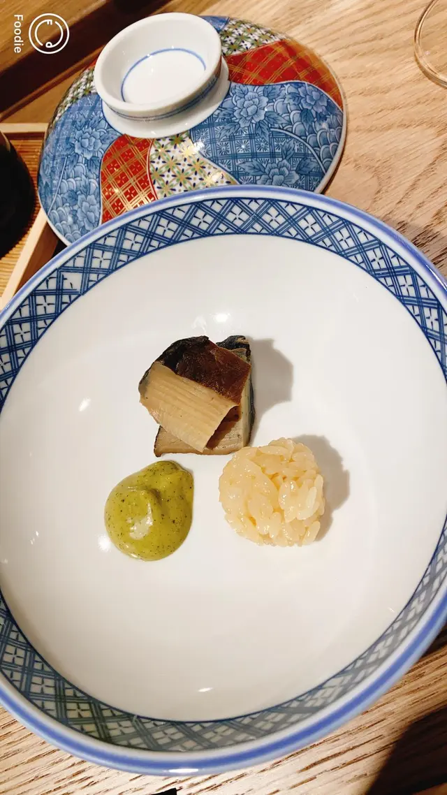 口感滑嫩鮮甜、鮑魚肝醬以蛋黃醬為基底、不覺腥味、帶甜易入口。