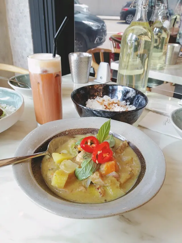 斑蘭青咖哩雞配白飯