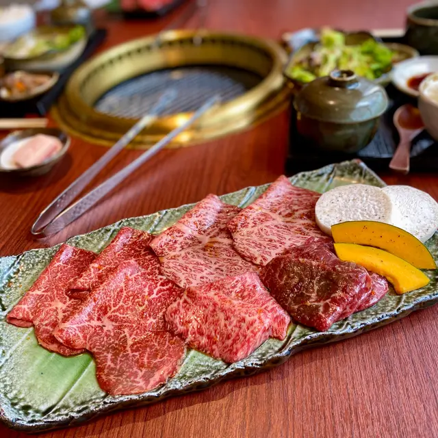 呢款真心推薦，薄燒嗰幾片油脂豐富，入口即溶，點少少燒肉醬食一口飯，簡直係幸福嘅味道。出面A5和牛片，講緊單價都成百蚊，呢片細片啲，但都好值。👍🏻👍🏻