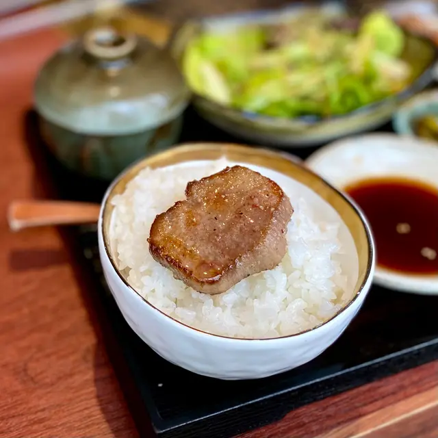 厚燒牛舌,扒一啖飯,係幸福嘅感覺