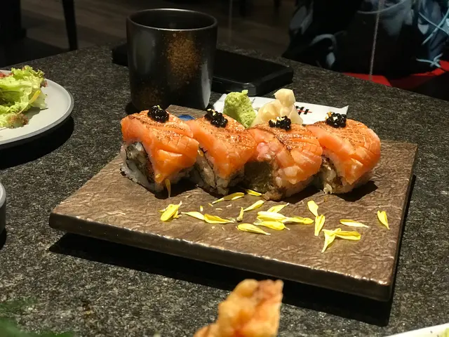非常好食，松葉蟹唔會炸到乾爭爭，再配上三文魚又係另一番滋味🎉只是4件壽司真係唔夠分😅要爭食😜