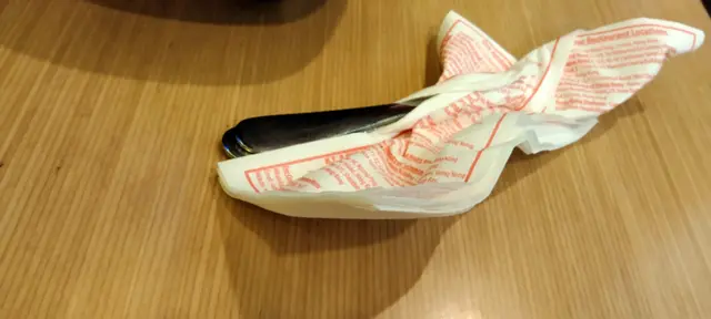 good presentation 連紙巾也印上其宣傳分店資料