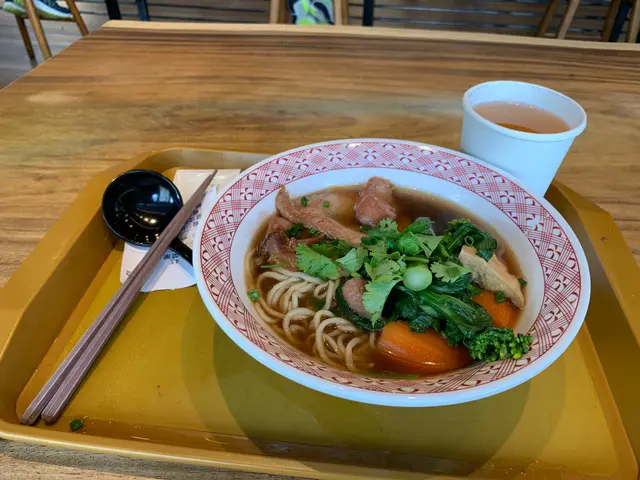 個面幾好，湯夠熱。但豬頸肉同湯底唔係強項