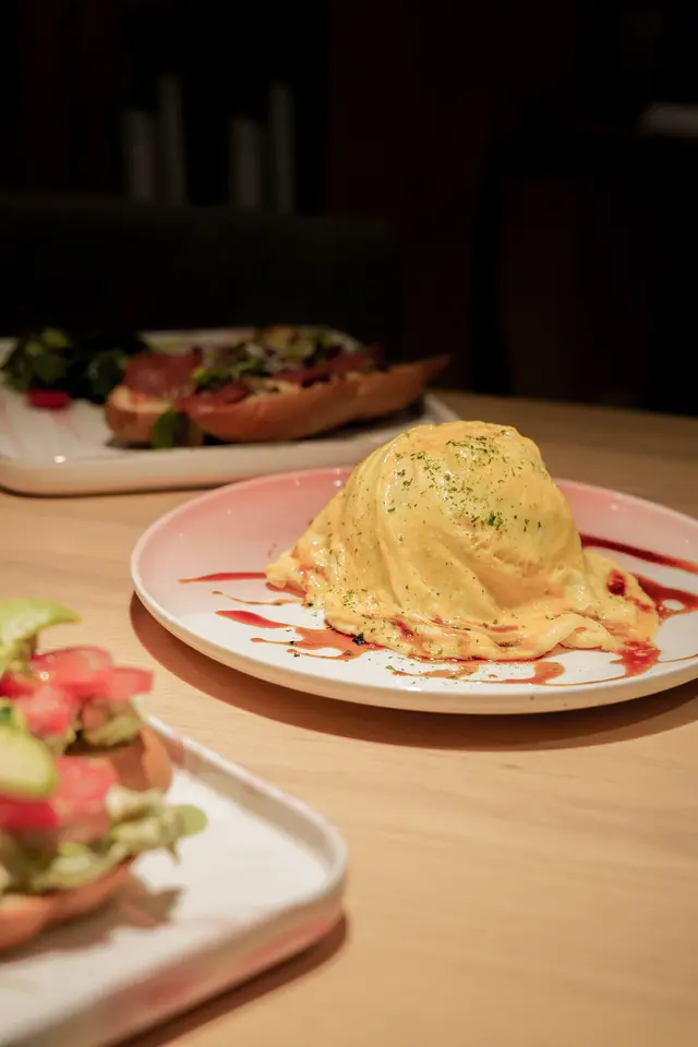 招牌旋風蛋包飯和風牛肉照燒汁