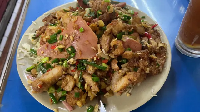 滿滿的雜扒舖在粒粒炒飯底上