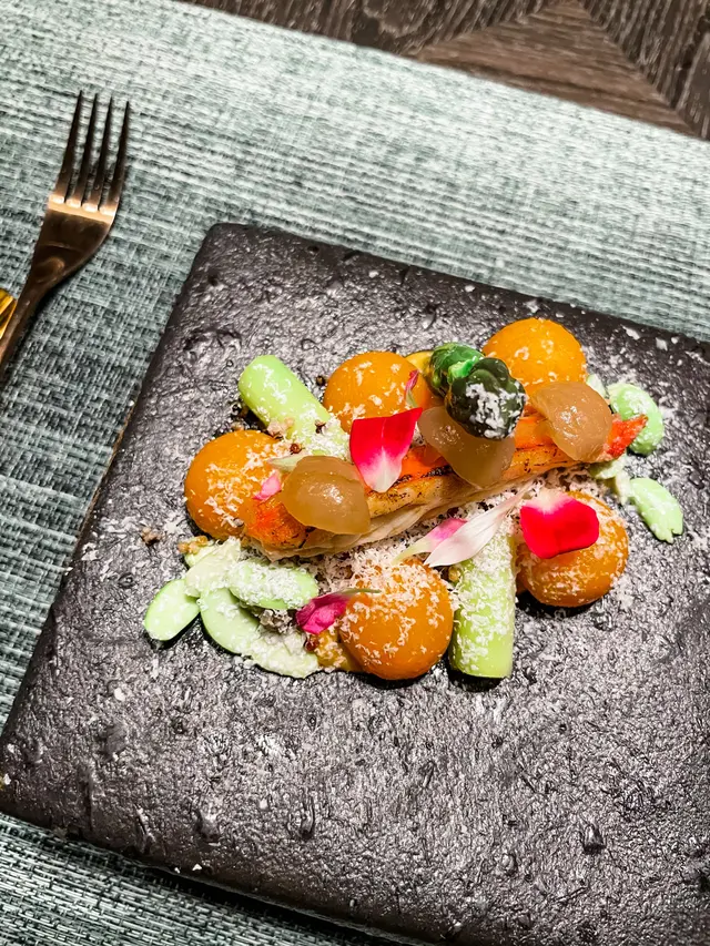 松葉蟹腳配南瓜露筍脆炸藜麥